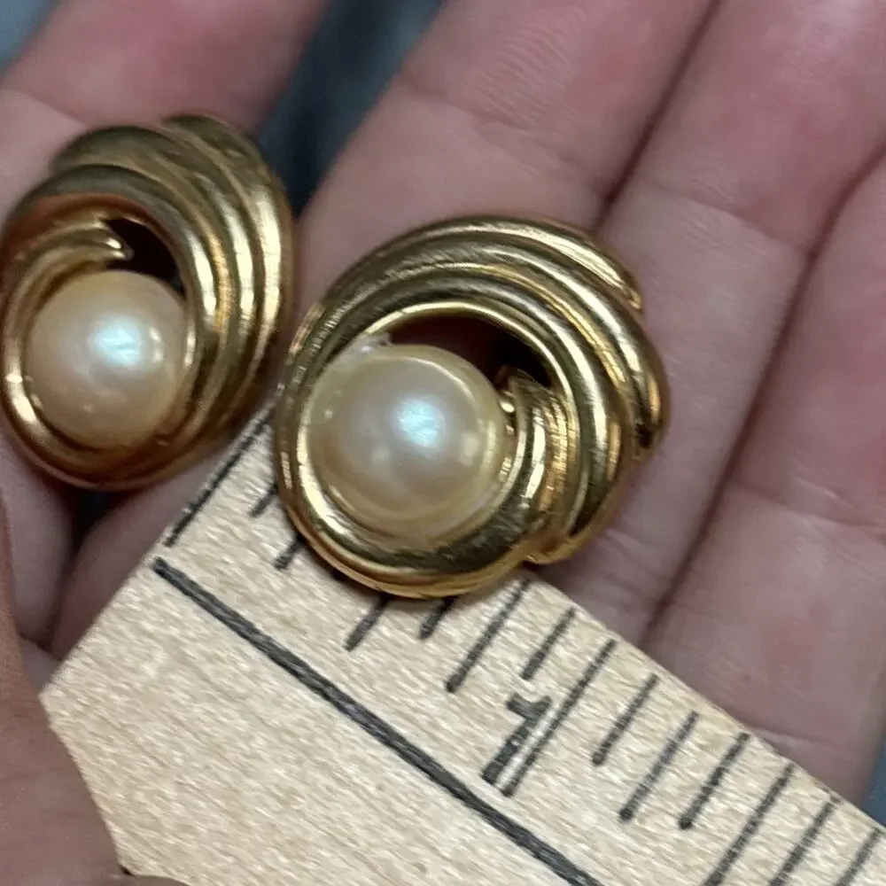 Vintage 1980s Richelieu Faux Pearl Stud Earrings Wave & Pearl Gold Tone 1” Wide